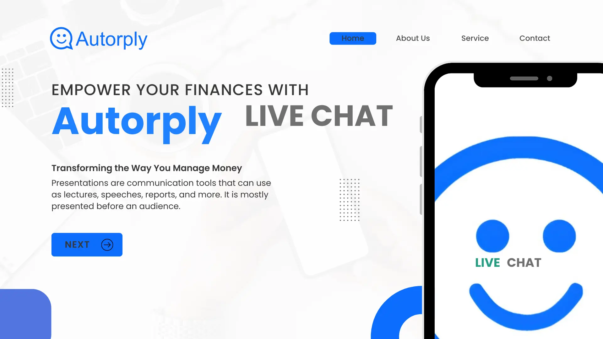 موظف دعم سعودي يستخدم واتساب ويب داخل بيئة مكتبية احترافية